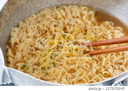 インスタントラーメンを鍋で作る 127070245