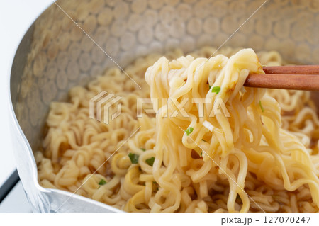 インスタントラーメンを鍋で作る 127070247