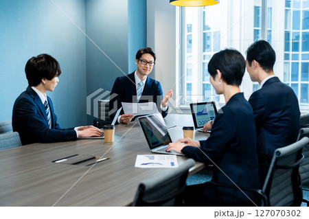 ミーティングするビジネスパーソン 127070302