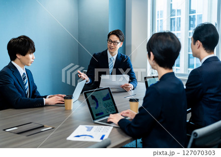 ミーティングするビジネスパーソン 127070303