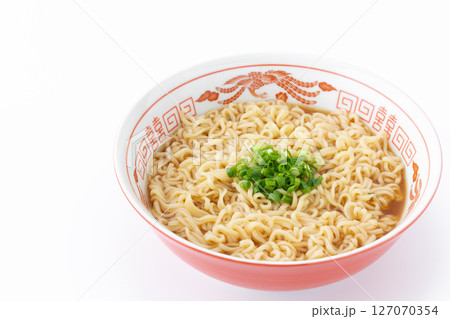 丼ぶりに入ったインスタントラーメン 127070354