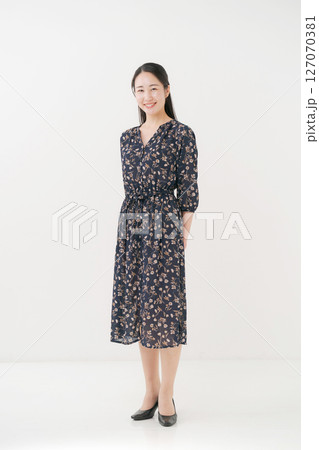 笑顔の若い女性のポートレート 127070381