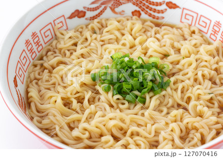 丼ぶりに入ったインスタントラーメンのクローズアップ 127070416