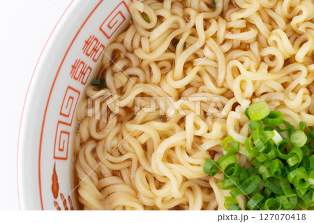 丼ぶりに入ったインスタントラーメンのクローズアップ 丼ぶりに入ったインスタントラーメンのクローズアップ 127070418