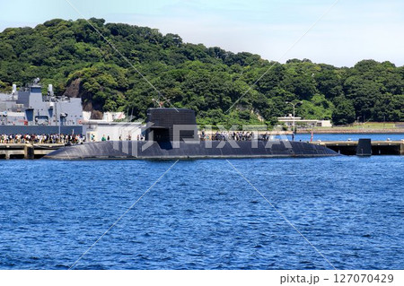 日本を海中から護る… 軍港・横須賀に停泊する潜水艦『うずしお』 127070429