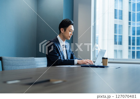 オフィスでパソコンを使うビジネスマン オフィスでパソコンを使うビジネスマン 127070481