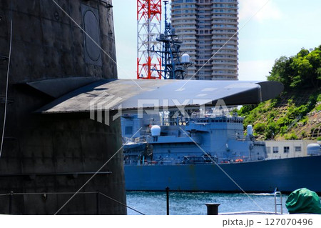 日本を海中から護る… 軍港・横須賀に接岸する潜水艦『うずしお』の潜舵 日本を海中から護る… 軍港・横須賀に接岸する潜水艦『うずしお』の潜舵 127070496