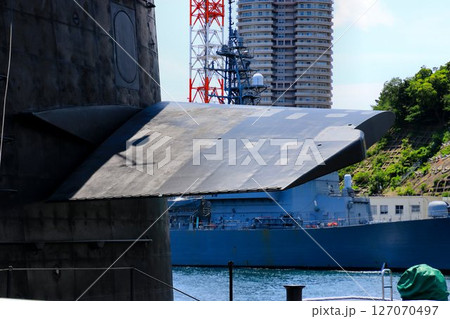 日本を海中から護る… 軍港・横須賀に接岸する潜水艦『うずしお』の潜舵 127070497