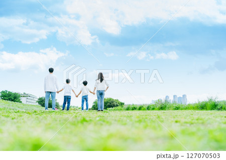 青空の草原を歩く家族 青空の草原を歩く家族 127070503