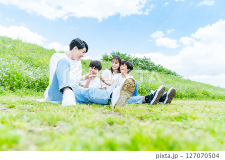 青空の下で遊ぶ家族 127070504