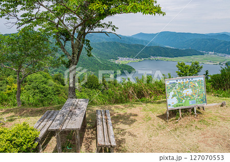 賤ヶ岳山頂から余呉湖方面の展望 滋賀県長浜市 賤ヶ岳山頂から余呉湖方面の展望 滋賀県長浜市 127070553