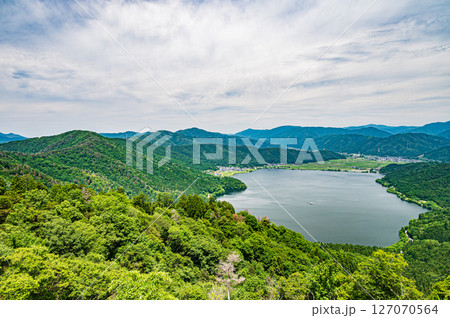 賤ヶ岳山頂から余呉湖の眺め 滋賀県長浜市 賤ヶ岳山頂から余呉湖の眺め 滋賀県長浜市 127070564