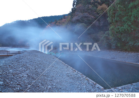 【川湯温泉 (仙人風呂)(早朝)】 和歌山県田辺市本宮町川湯 【川湯温泉 (仙人風呂)(早朝)】 和歌山県田辺市本宮町川湯 127070588