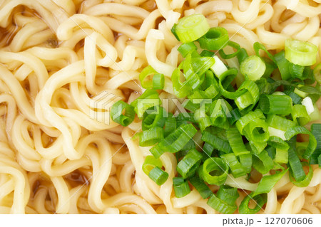 美味しそうなインスタントラーメンのクローズアップ 127070606