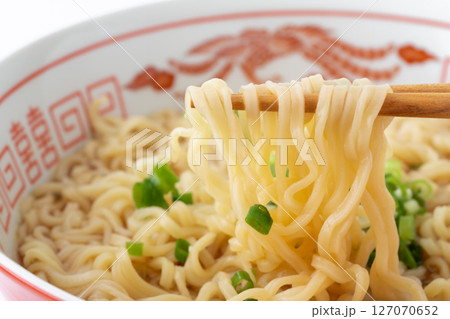 美味しそうなインスタントラーメンのクローズアップ 美味しそうなインスタントラーメンのクローズアップ 127070652