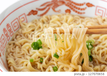 美味しそうなインスタントラーメンのクローズアップ 美味しそうなインスタントラーメンのクローズアップ 127070658