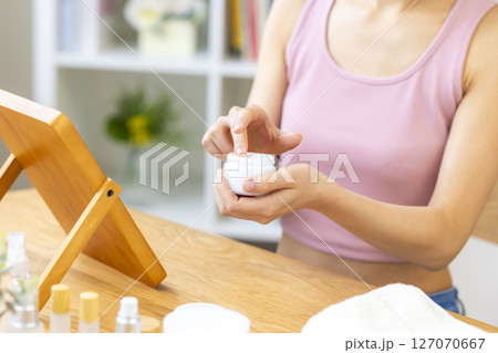 ビューティーイメージ 化粧品を手に取る女性の手元 ビューティーイメージ 化粧品を手に取る女性の手元 127070667