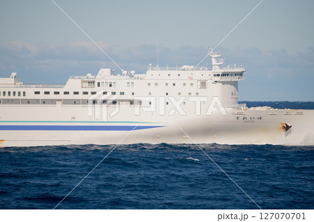 【東京九州フェリー新門司港行はまゆうと横須賀港行きそれいゆとの離合】 【東京九州フェリー新門司港行はまゆうと横須賀港行きそれいゆとの離合】 127070701