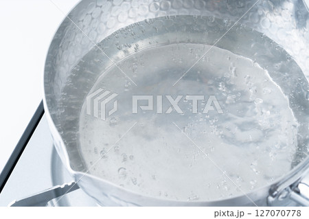 鍋の中の沸騰するお湯 127070778