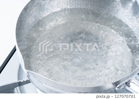 鍋の中の沸騰するお湯 127070781