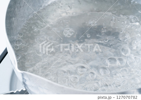 鍋の中の沸騰するお湯 127070782