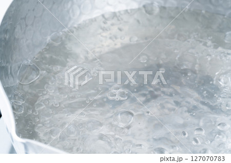 鍋の中の沸騰するお湯 鍋の中の沸騰するお湯 127070783