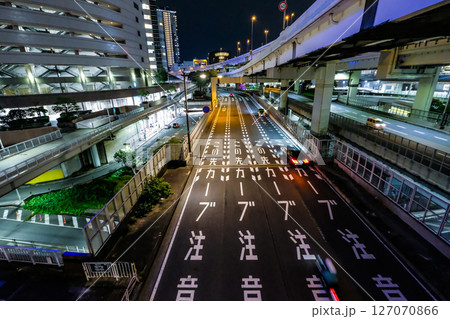 都会の夜の道路のイメージ 都会の夜の道路のイメージ 127070866