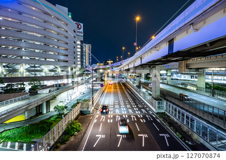 都会の夜の道路のイメージ 127070874