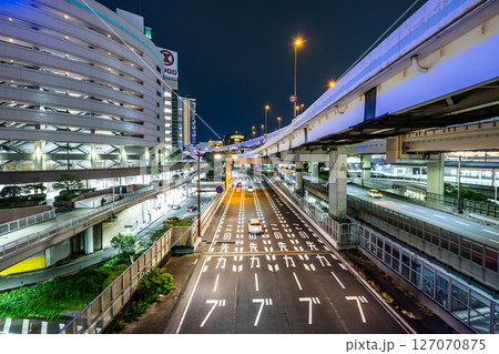 都会の夜の道路のイメージ 127070875