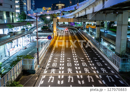 都会の夜の道路のイメージ 127070883
