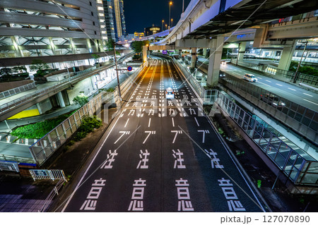都会の夜の道路のイメージ 都会の夜の道路のイメージ 127070890