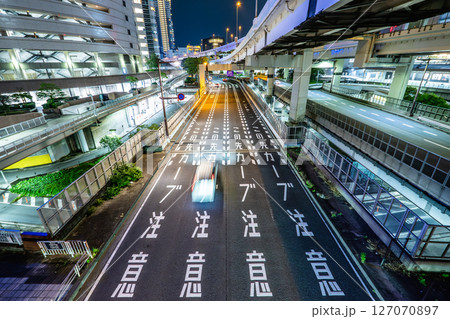 都会の夜の道路のイメージ 都会の夜の道路のイメージ 127070897