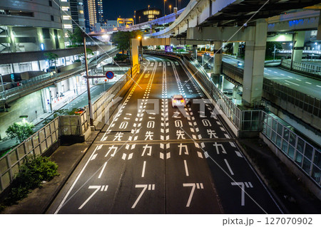 都会の夜の道路のイメージ 127070902