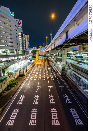 都会の夜の道路のイメージ 都会の夜の道路のイメージ 127070926