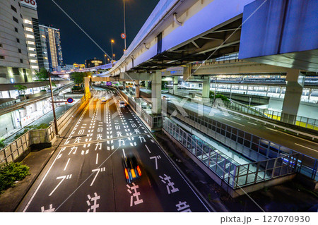 都会の夜の道路のイメージ 127070930