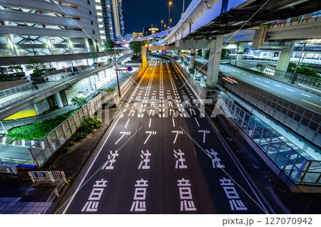 都会の夜の道路のイメージ 都会の夜の道路のイメージ 127070942