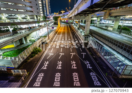 都会の夜の道路のイメージ 127070943
