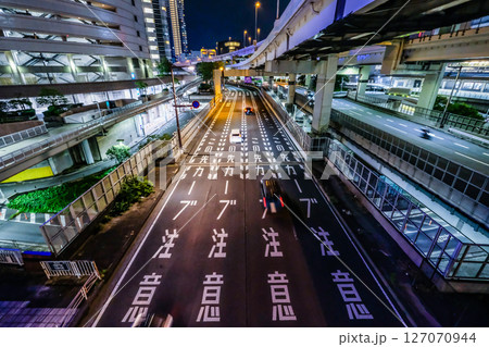都会の夜の道路のイメージ 都会の夜の道路のイメージ 127070944