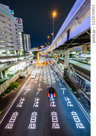 都会の夜の道路のイメージ 都会の夜の道路のイメージ 127070953