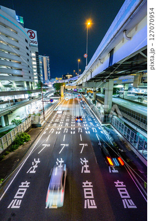 都会の夜の道路のイメージ 127070954
