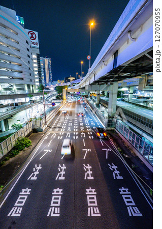 都会の夜の道路のイメージ 127070955
