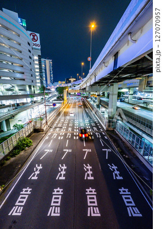 都会の夜の道路のイメージ 127070957