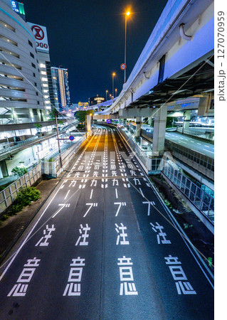 都会の夜の道路のイメージ 都会の夜の道路のイメージ 127070959
