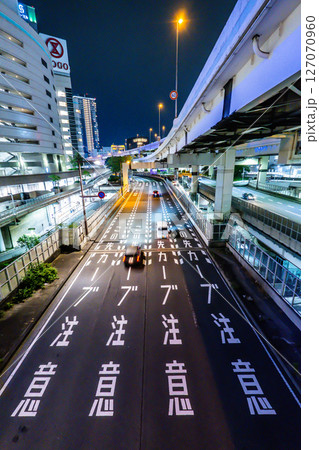 都会の夜の道路のイメージ 都会の夜の道路のイメージ 127070960