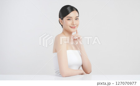 肌を気にする30代の日本人ハーフ女性モデル 127070977