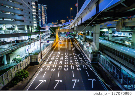 夜の都会の道路のイメージ 127070990