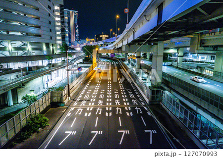 夜の都会の道路のイメージ 127070993