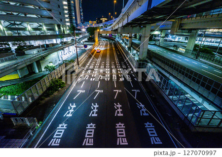夜の都会の道路のイメージ 夜の都会の道路のイメージ 127070997