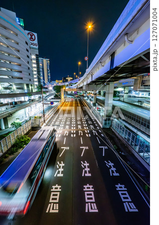 夜の都会の道路のイメージ 夜の都会の道路のイメージ 127071004