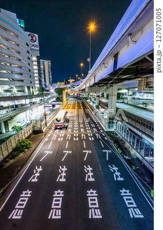 夜の都会の道路のイメージ 夜の都会の道路のイメージ 127071005